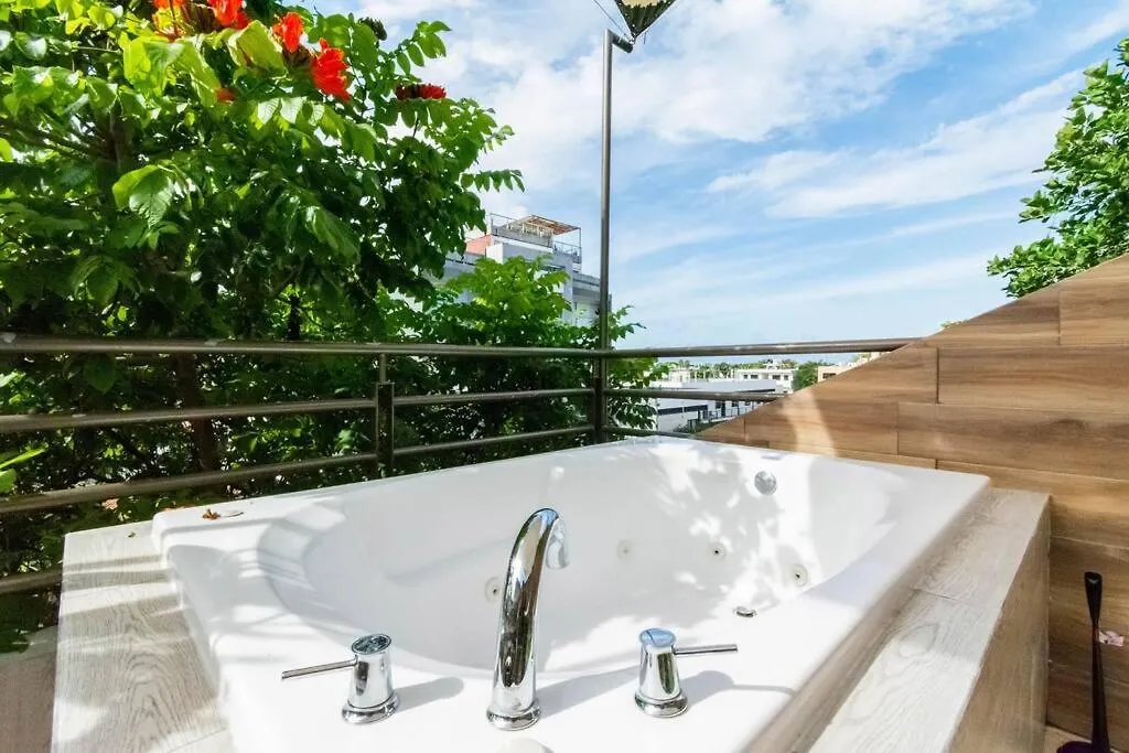 Appartamento Cenote Penthouse Terraza & Jacuzzi Panoramicos, Muy Amplio, 2 Pisos Para Tu Uso Personal Y Exclusivo, 3 Recamaras, Excelente Ubicacion, La Playa Y La Quinta Av Caminando A 10 Minutos, Cerca De Restaurantes, Bares, Bancos, Nomadas Digitales 150 Mbps Playa del Carmen