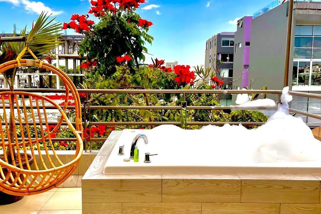 Appartamento Cenote Penthouse Terraza & Jacuzzi Panoramicos, Muy Amplio, 2 Pisos Para Tu Uso Personal Y Exclusivo, 3 Recamaras, Excelente Ubicacion, La Playa Y La Quinta Av Caminando A 10 Minutos, Cerca De Restaurantes, Bares, Bancos, Nomadas Digitales 150 Mbps Playa del Carmen